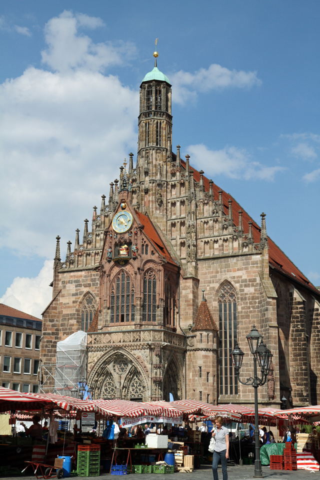 IMG_3957.jpg - Our Lady's Church & the Farmer's Market     Nuremberg