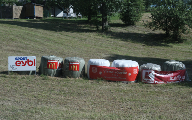 IMG_3412.jpg - Inexpensive signs (on bales of hay) on the road from Salzburg to Passau, Germany