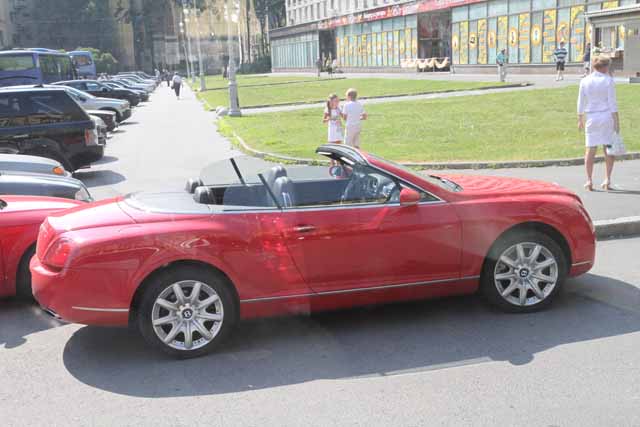 IMG_4596.jpg - Bentley in St. Peetersburg, Russia